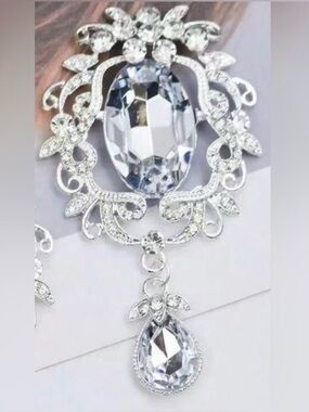 💎 NEW 💎 Crystal Drop Silver-Tone Statement Brooch  💎